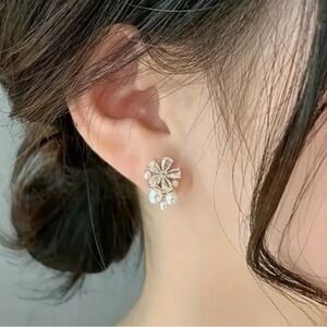 Gold Tone Pearl & Clear Crystal Flower Earrings New